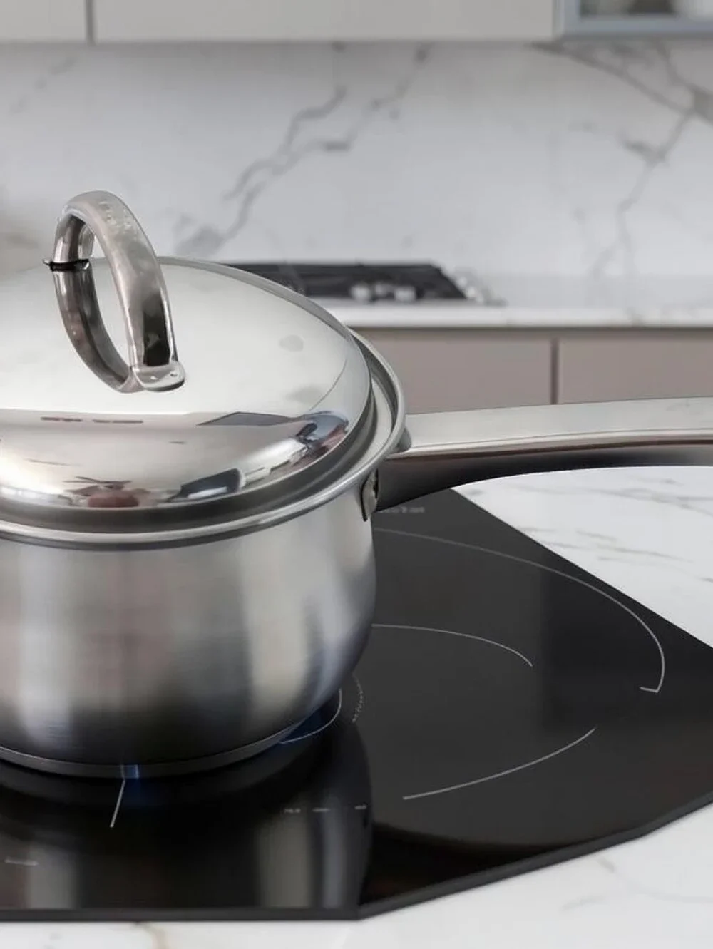 2 Quart Chef's Mark Cookware Stainless Steel Saucepan Bell-Shaped Body With Lid.